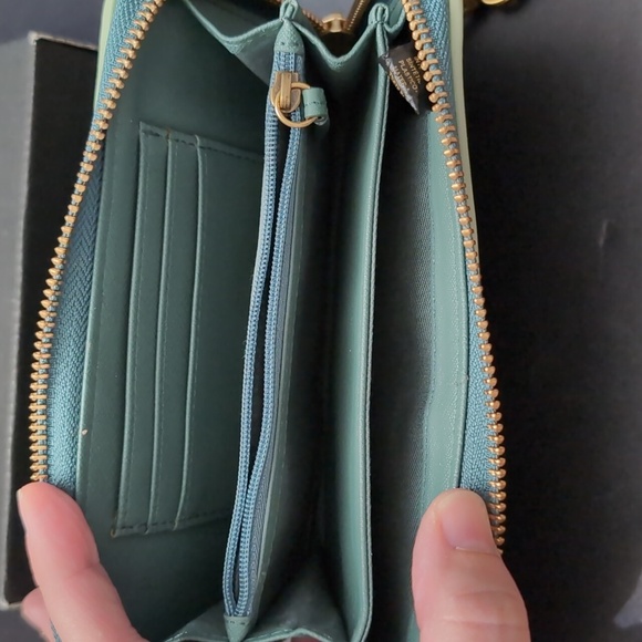 Fossil  Green All-around Zippered Wallet/Wristlet. - Picture 4 of 7